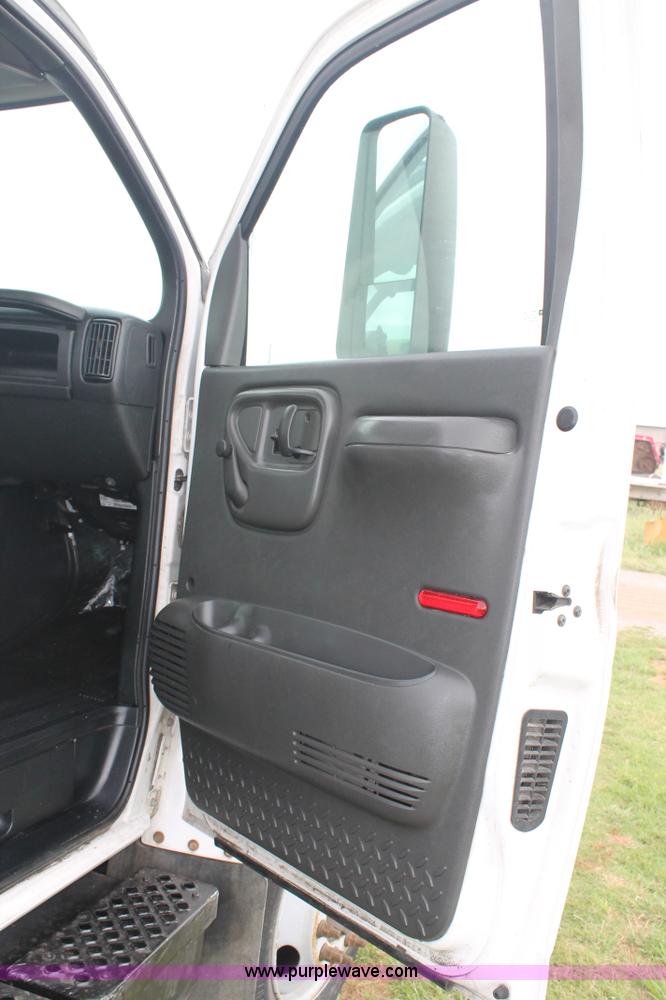 image for item H2987 2006 Chevrolet C6500 cab and chassis