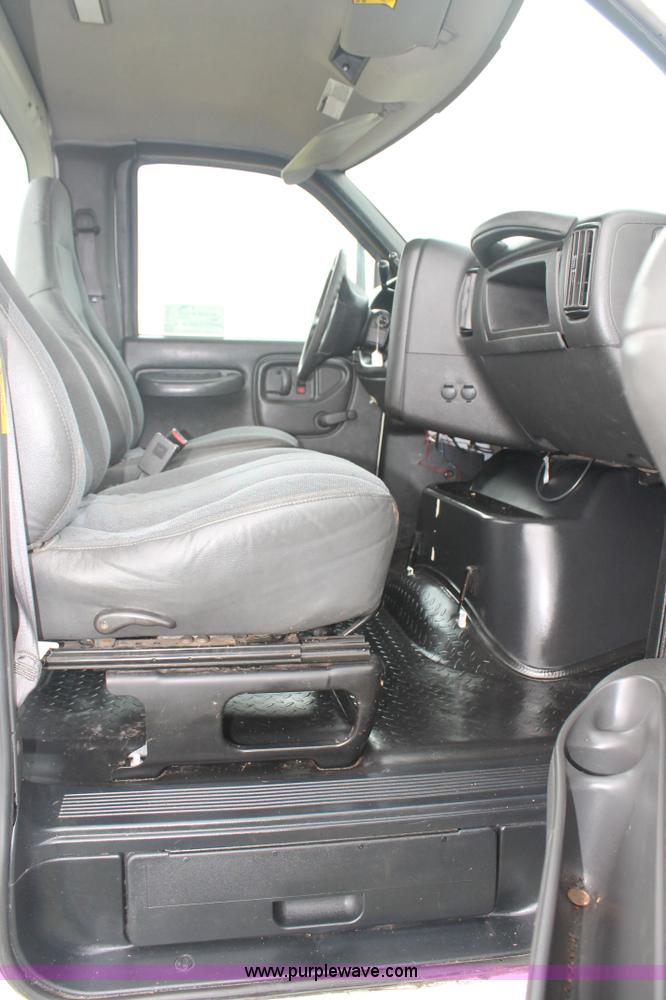 image for item H2987 2006 Chevrolet C6500 cab and chassis