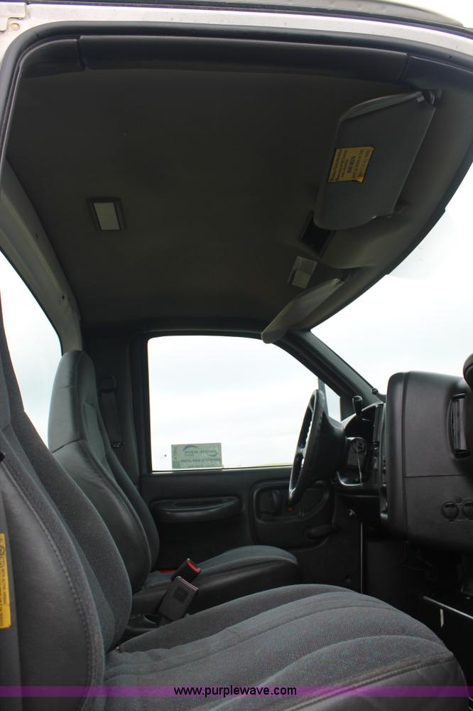image for item H2987 2006 Chevrolet C6500 cab and chassis