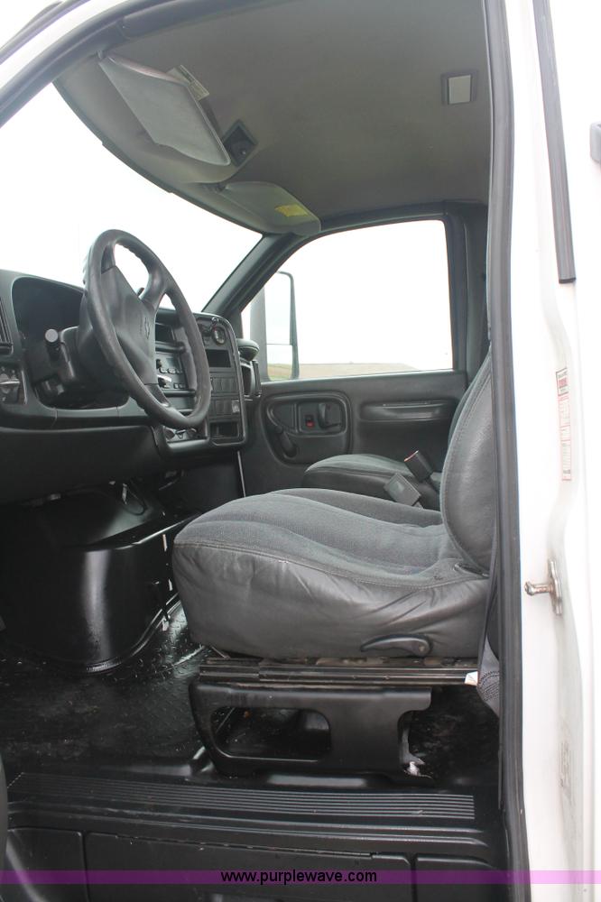 image for item H2987 2006 Chevrolet C6500 cab and chassis