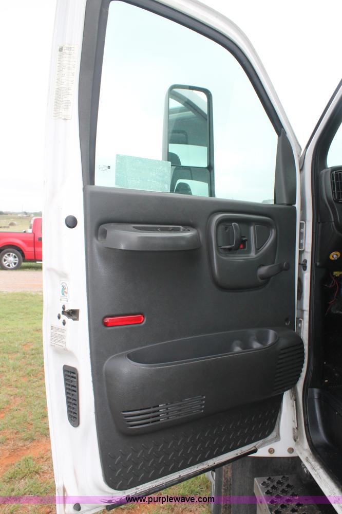 image for item H2987 2006 Chevrolet C6500 cab and chassis