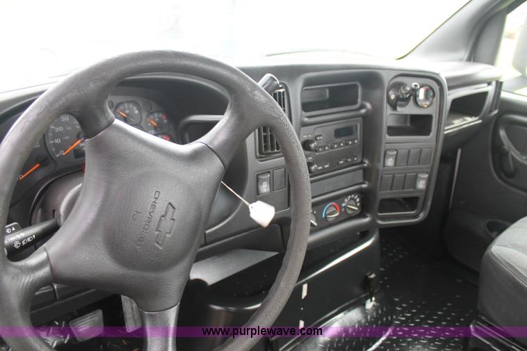 image for item H2987 2006 Chevrolet C6500 cab and chassis