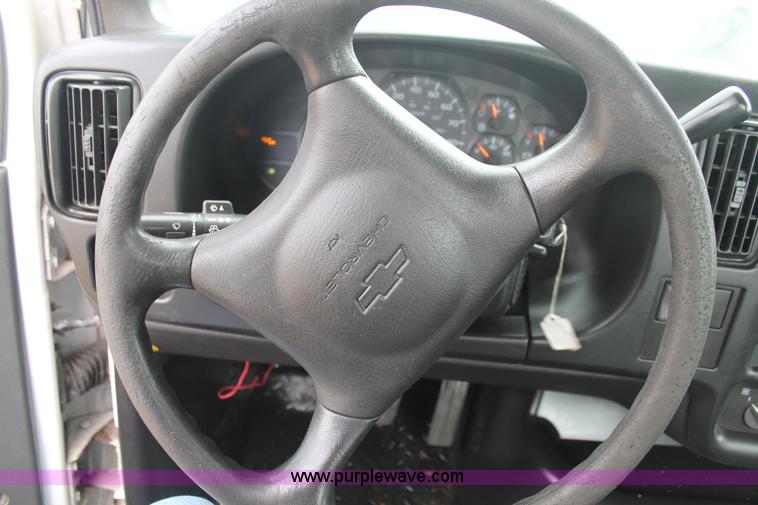 image for item H2987 2006 Chevrolet C6500 cab and chassis