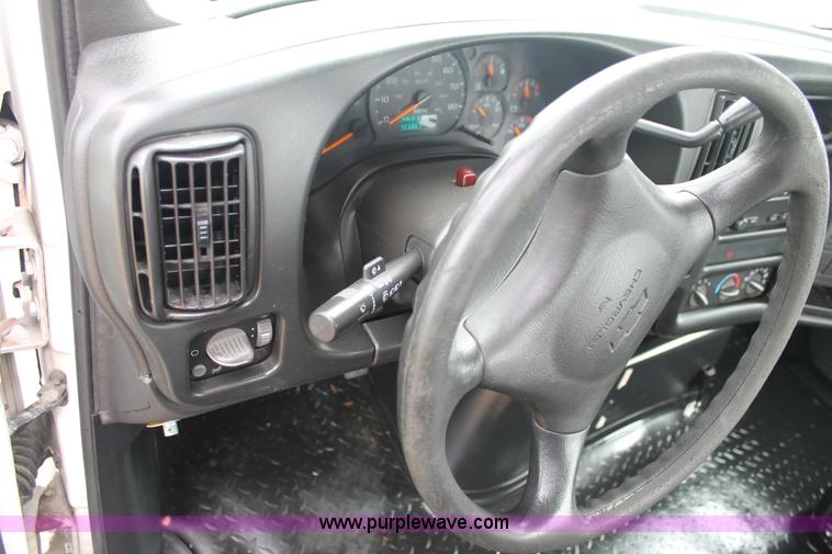 image for item H2987 2006 Chevrolet C6500 cab and chassis