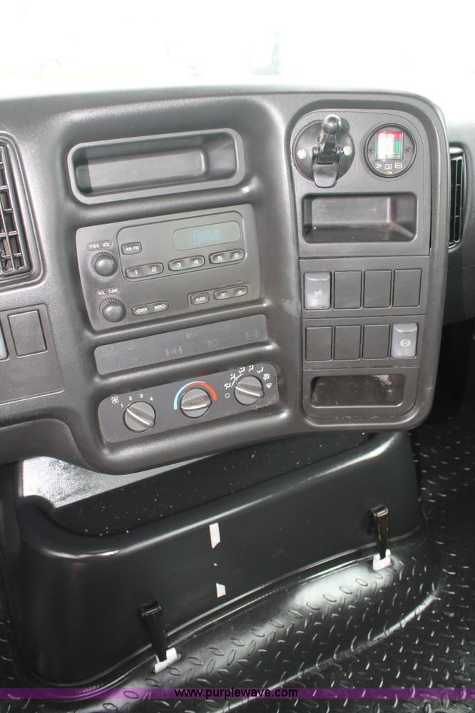 image for item H2987 2006 Chevrolet C6500 cab and chassis