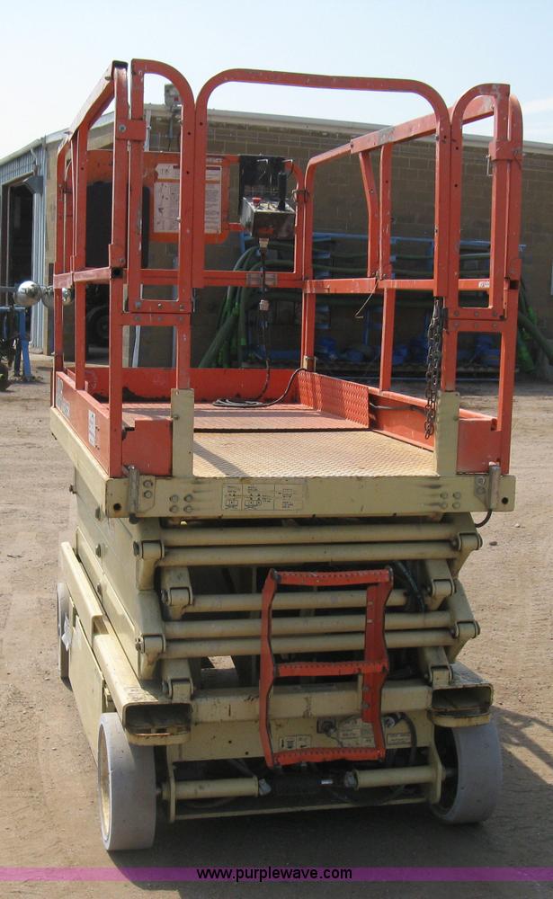 2001 JLG 2646E2 scissor lift in Wichita, KS Item H5314 sold Purple Wave