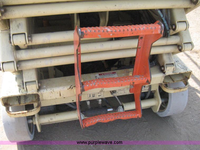 image for item H5314 2001 JLG 2646E2 scissor lift