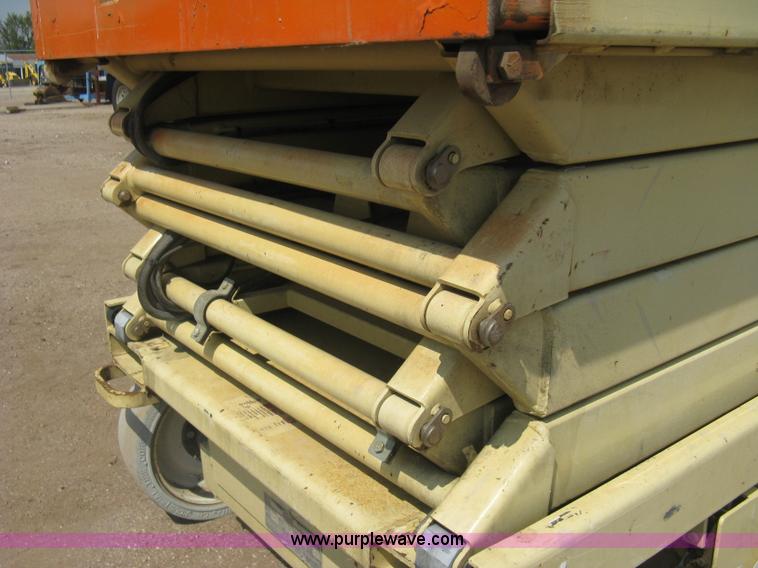 image for item H5314 2001 JLG 2646E2 scissor lift
