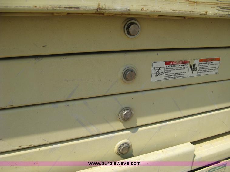 image for item H5314 2001 JLG 2646E2 scissor lift