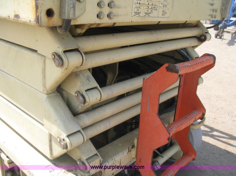 image for item H5314 2001 JLG 2646E2 scissor lift