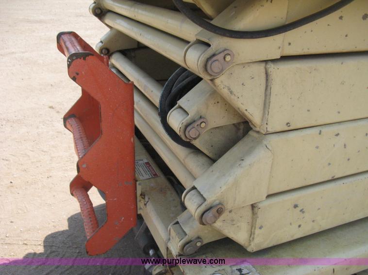 image for item H5314 2001 JLG 2646E2 scissor lift