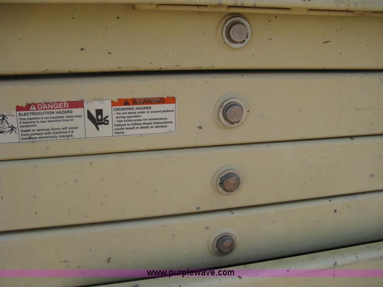 image for item H5314 2001 JLG 2646E2 scissor lift