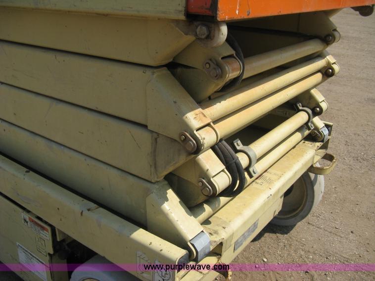 image for item H5314 2001 JLG 2646E2 scissor lift