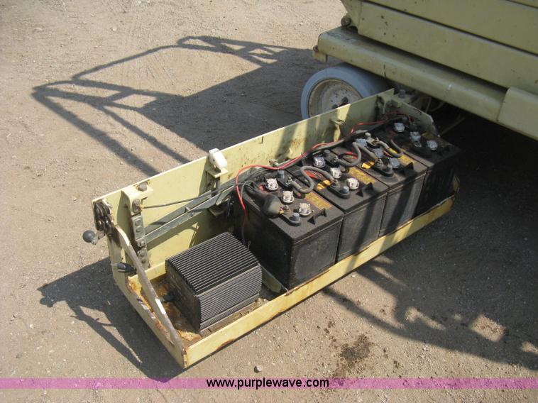 image for item H5314 2001 JLG 2646E2 scissor lift