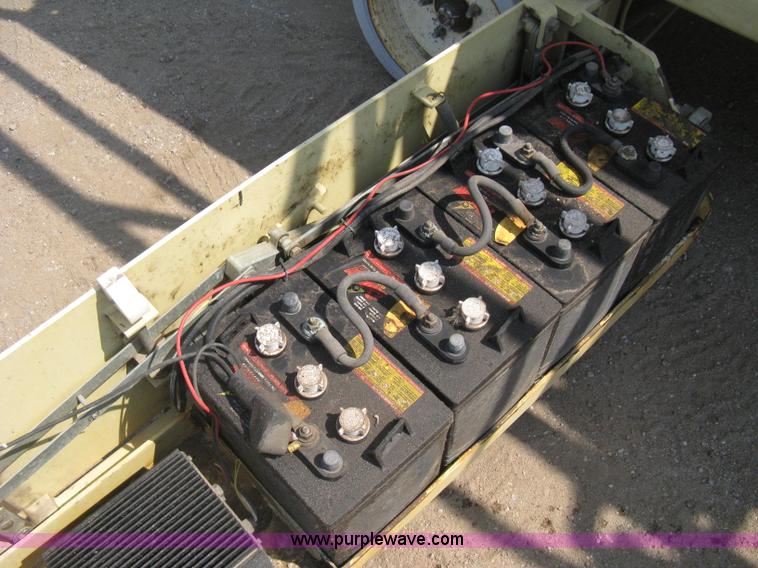 image for item H5314 2001 JLG 2646E2 scissor lift