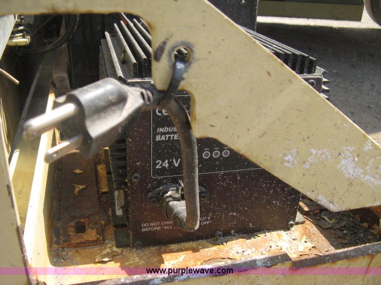 image for item H5314 2001 JLG 2646E2 scissor lift