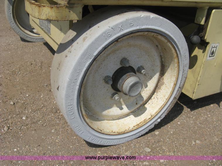 image for item H5314 2001 JLG 2646E2 scissor lift