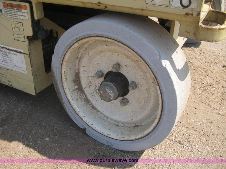 image for item H5314 2001 JLG 2646E2 scissor lift