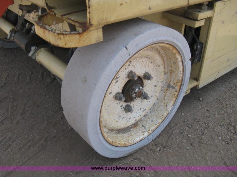 image for item H5314 2001 JLG 2646E2 scissor lift