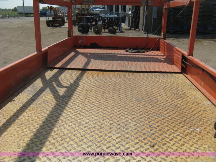 image for item H5314 2001 JLG 2646E2 scissor lift