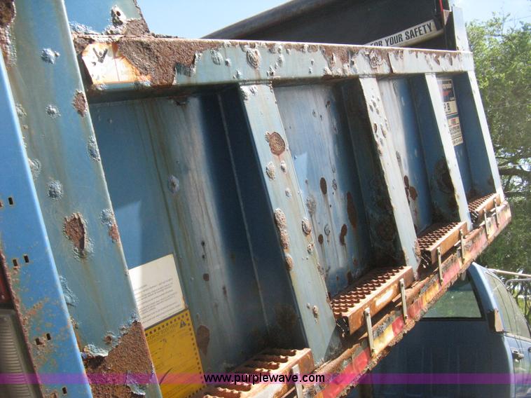 image for item H5333 1999 GMC C8500 dump truck