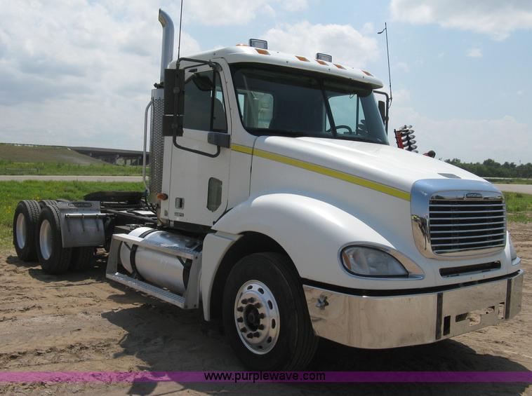 image for item H5336 2001 Freightliner Columbia 120 semi truck