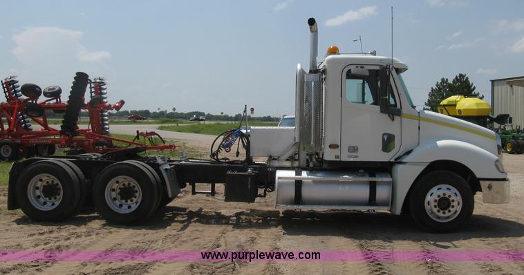 image for item H5336 2001 Freightliner Columbia 120 semi truck