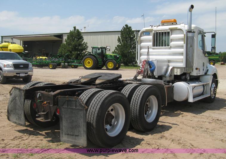 image for item H5336 2001 Freightliner Columbia 120 semi truck