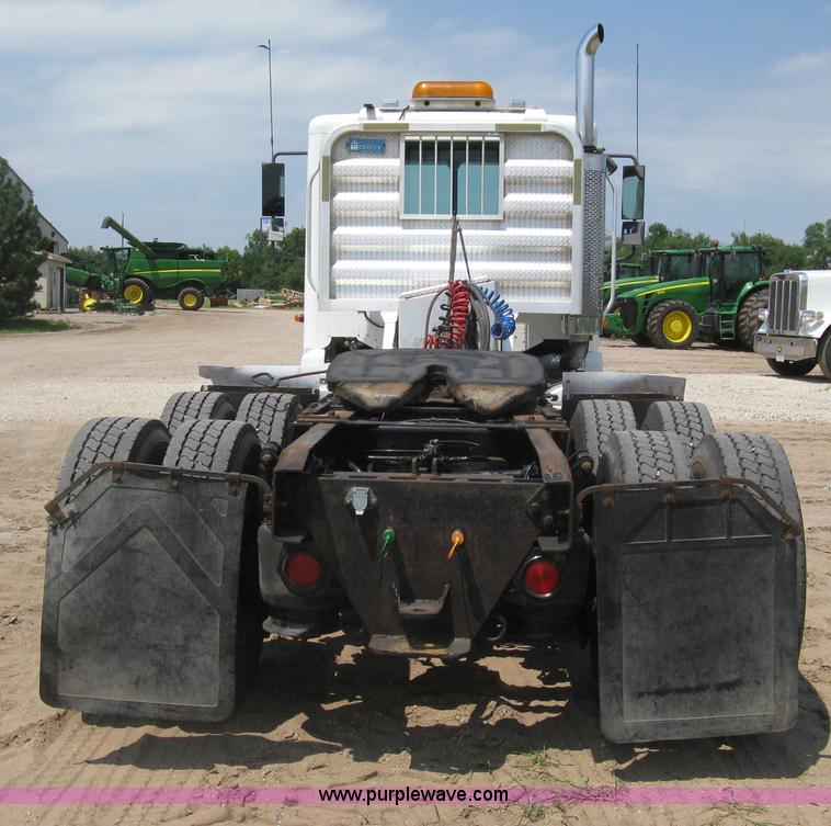 image for item H5336 2001 Freightliner Columbia 120 semi truck