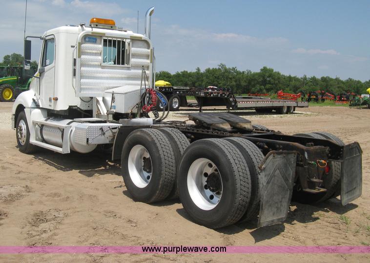 image for item H5336 2001 Freightliner Columbia 120 semi truck