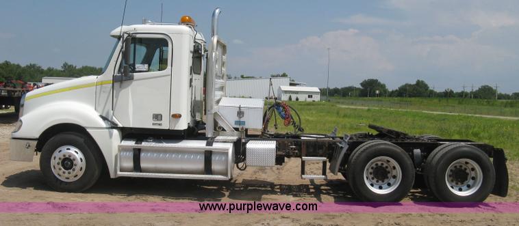 image for item H5336 2001 Freightliner Columbia 120 semi truck