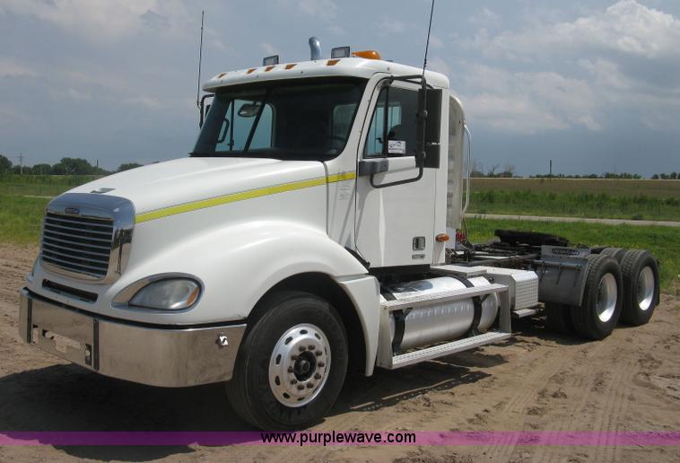 image for item H5336 2001 Freightliner Columbia 120 semi truck