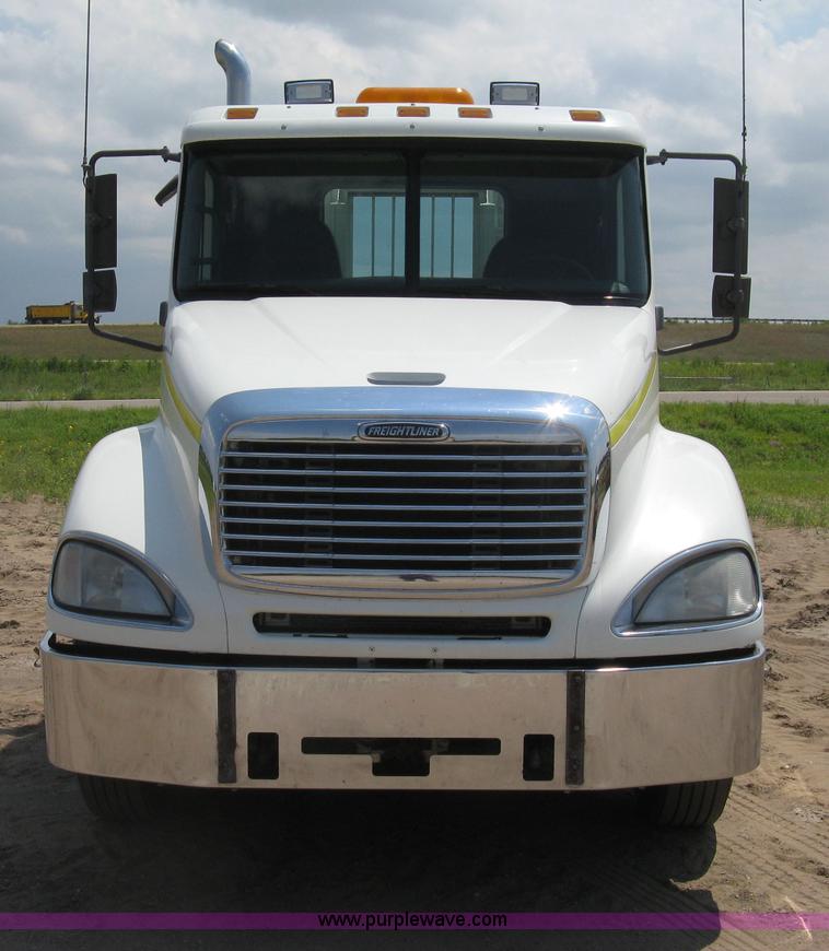 image for item H5336 2001 Freightliner Columbia 120 semi truck
