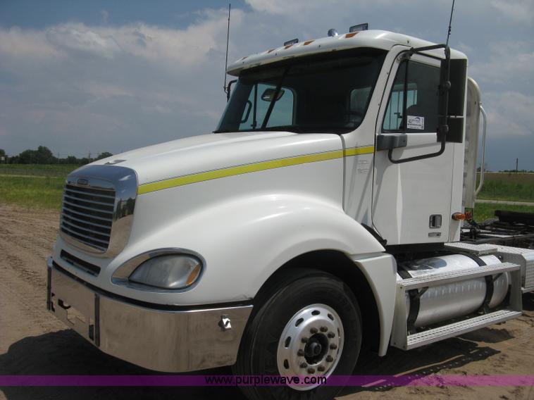 image for item H5336 2001 Freightliner Columbia 120 semi truck