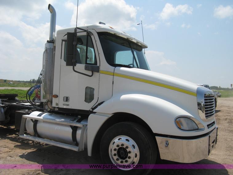 image for item H5336 2001 Freightliner Columbia 120 semi truck