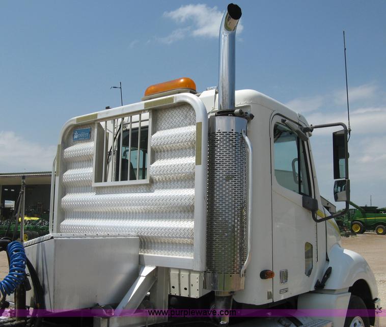 image for item H5336 2001 Freightliner Columbia 120 semi truck