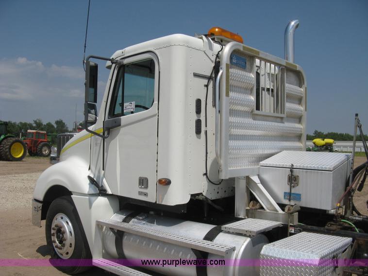 image for item H5336 2001 Freightliner Columbia 120 semi truck