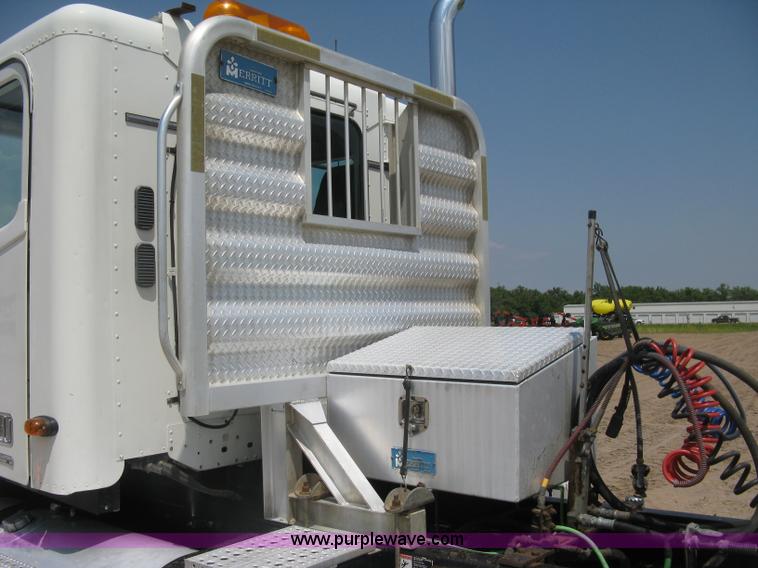 image for item H5336 2001 Freightliner Columbia 120 semi truck