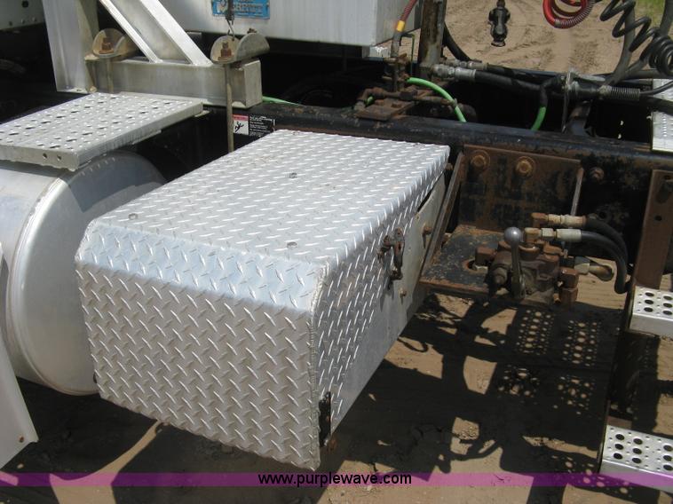 image for item H5336 2001 Freightliner Columbia 120 semi truck