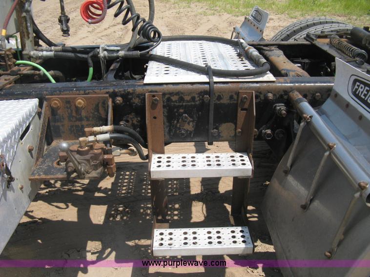 image for item H5336 2001 Freightliner Columbia 120 semi truck