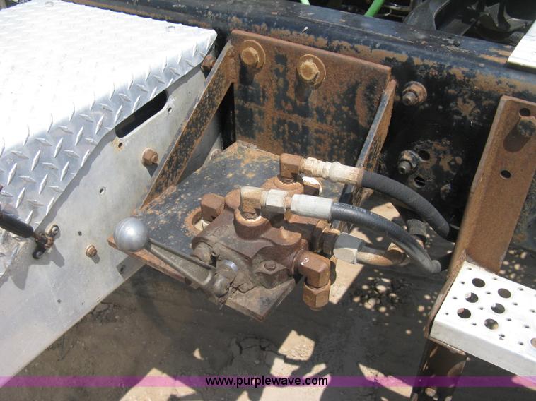 image for item H5336 2001 Freightliner Columbia 120 semi truck