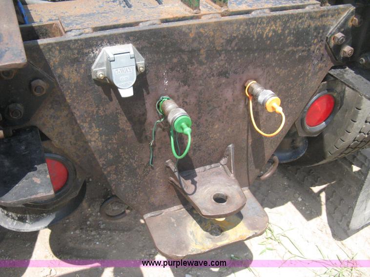 image for item H5336 2001 Freightliner Columbia 120 semi truck