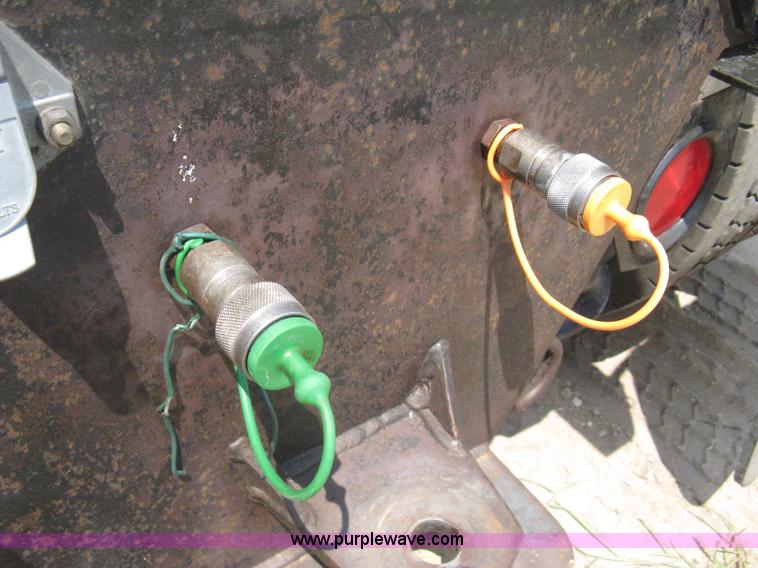 image for item H5336 2001 Freightliner Columbia 120 semi truck