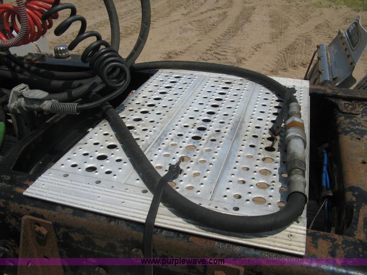 image for item H5336 2001 Freightliner Columbia 120 semi truck