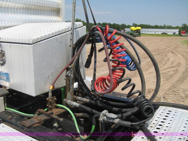 image for item H5336 2001 Freightliner Columbia 120 semi truck