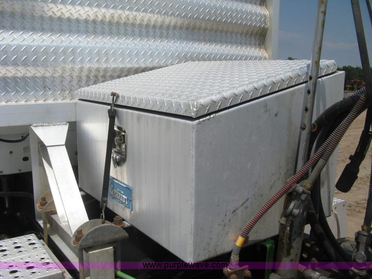 image for item H5336 2001 Freightliner Columbia 120 semi truck