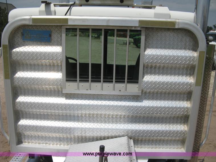 image for item H5336 2001 Freightliner Columbia 120 semi truck