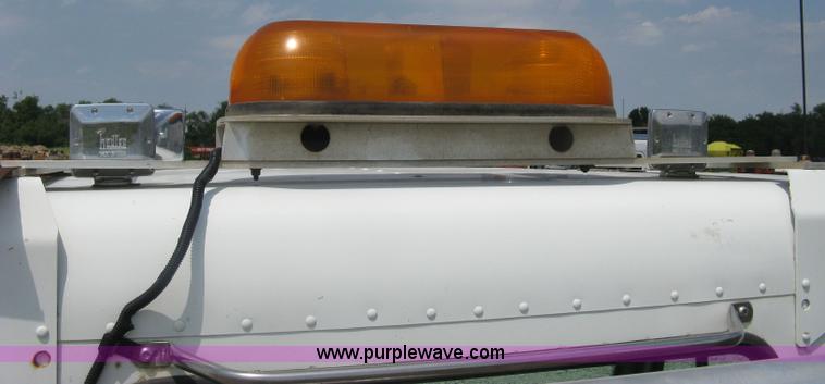 image for item H5336 2001 Freightliner Columbia 120 semi truck