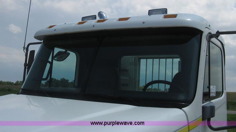 image for item H5336 2001 Freightliner Columbia 120 semi truck