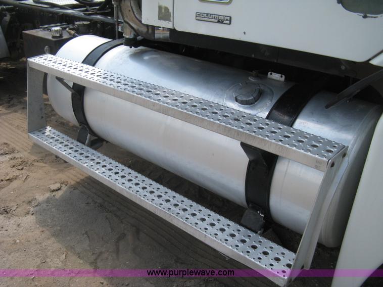 image for item H5336 2001 Freightliner Columbia 120 semi truck